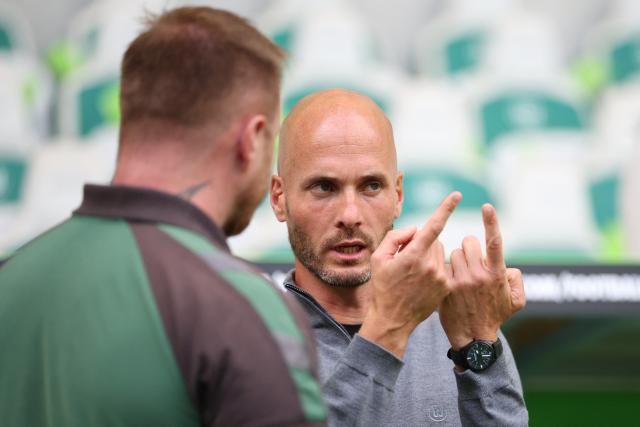 Wolfsburg's Dutch head coach Paul Simonis (R) is pictured prior to the German first division Bundesliga football match between VfL Wolfsburg and FC Cologne in Wolfsburg, northern Germany, on September 13, 2025. (Photo by Ronny HARTMANN / AFP) / DFL REGULATIONS PROHIBIT ANY USE OF PHOTOGRAPHS AS IMAGE SEQUENCES AND/OR QUASI-VIDEO