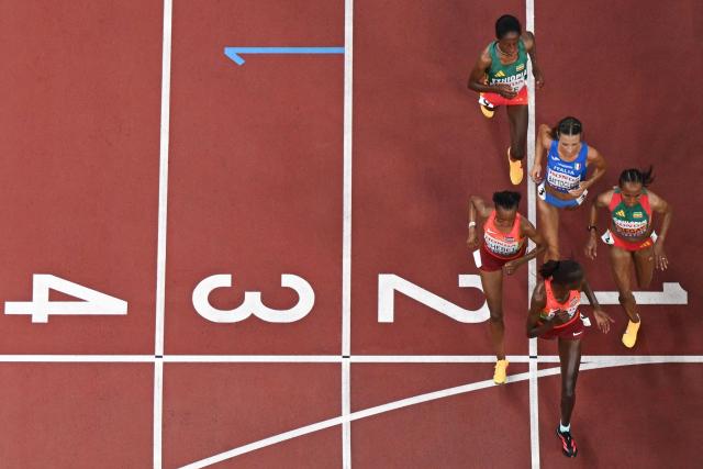 Ethiopia's Ejgayehu Taye (from TopL), Italy's Nadia Battocletti, Kenya's Beatrice Chebet, Ethiopia's athlete Gudaf Tsegay and Kenya's athlete Agnes Jebet Ngetich compete in the women's 10000m final during the World Athletics Championships in Tokyo on September 13, 2025. (Photo by Jewel SAMAD / AFP)