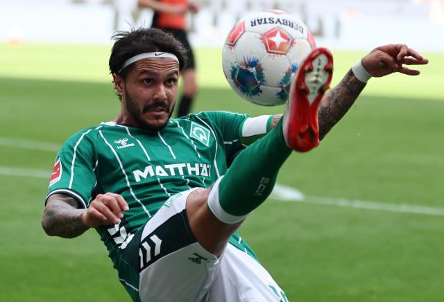 Bremen's German midfielder #10 Leonardo Bittencourt eyes the ball during the German first division Bundesliga football match between Werder Bremen and Bayer Leverkusen in Bremen on August 30, 2025. (Photo by Ibrahim OT / AFP) / DFL REGULATIONS PROHIBIT ANY USE OF PHOTOGRAPHS AS IMAGE SEQUENCES AND/OR QUASI-VIDEO