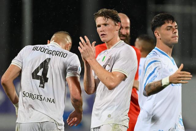 Napoli's Scottish midfielder #08 Scott McTominay applauds at the end of the Italian Serie A football match between ACF Fiorentina and Napoli at Artemio Franchi stadium, in Florence, on September 13, 2025. Napoli wins 3-1 against Fiorentina. (Photo by Alberto PIZZOLI / AFP)