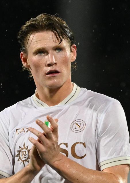 Napoli's Scottish midfielder #08 Scott McTominay applauds at the end of the Italian Serie A football match between ACF Fiorentina and Napoli at Artemio Franchi stadium, in Florence, on September 13, 2025. Napoli wins 3-1 against Fiorentina. (Photo by Alberto PIZZOLI / AFP)