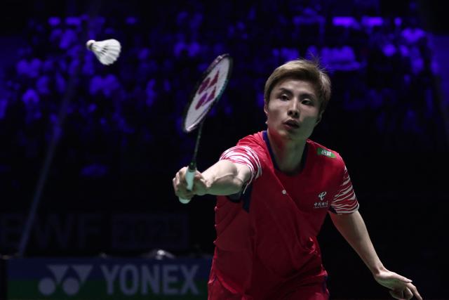 China's Shi Yu Qi hits a return to Canada's Victor Lai during their men's semi-final match at the Badminton BWF World Championships at the Adidas Arena in Paris, on August 30, 2025. (Photo by Thibaud MORITZ / AFP)