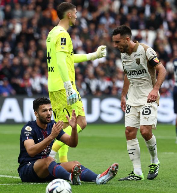 Paris Saint-Germain's Portuguese forward #09 Goncalo Ramos (C) reacts during the French L1 football match between Paris Saint-Germain (PSG) and RC Lens at the Parc des Princes stadium in Paris, on September 14, 2025. (Photo by FRANCK FIFE / AFP)