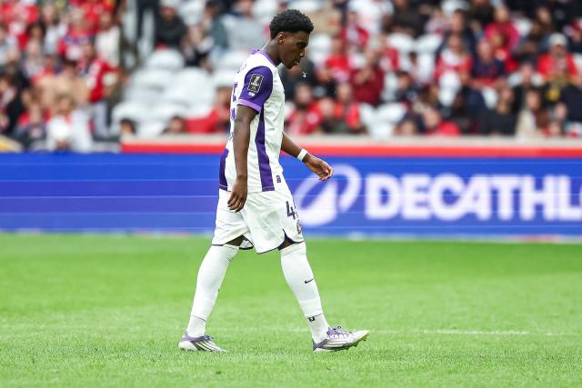 Toulouse's French midfielder #45 Alexis Vossah leaves the match after receiving a red card during the French L1 football match between Lille LOSC and Toulouse FC at the Stade Pierre-Mauroy in Villeneuve-d'Ascq, northern France, on September 14, 2025. (Photo by Sameer Al-DOUMY / AFP)