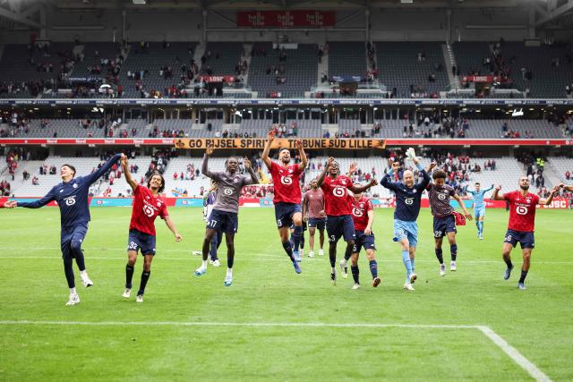 Lille's team players celebrate with supporters after winning the French L1 football match between Lille LOSC and Toulouse FC at the Stade Pierre-Mauroy in Villeneuve-d'Ascq, northern France, on September 14, 2025. Lille wins 2 - 1 against Toulouse. (Photo by Sameer Al-DOUMY / AFP)