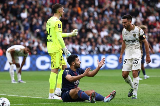 Paris Saint-Germain's Portuguese forward #09 Goncalo Ramos (C) reacts  during the French L1 football match between Paris Saint-Germain (PSG) and RC Lens at the Parc des Princes stadium in Paris, on September 14, 2025. (Photo by FRANCK FIFE / AFP)