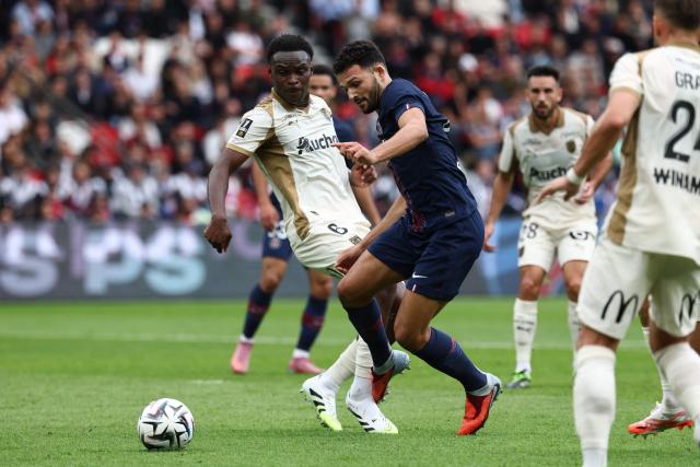 Paris Saint-Germain's Portuguese forward #09 Goncalo Ramos (R) fights for the ball with Lens' Austrian defender #06 Samson Baidoo   during the French L1 football match between Paris Saint-Germain (PSG) and RC Lens at the Parc des Princes stadium in Paris, on September 14, 2025. (Photo by FRANCK FIFE / AFP)