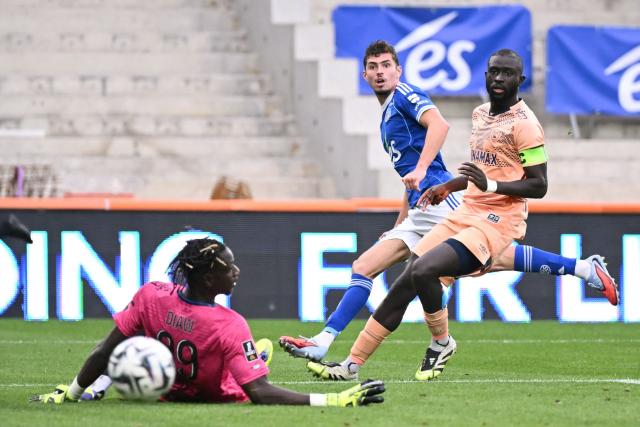 Strasbourg’s Argentine forward #09 Joaquin Panichelli (2nd R) reacts after shooting the ball past Le Havre’s Senegalese defender #93 Arouna Sangante (R) and Le Havre’s Senegalese goalkeeper #99 Mory Diaw (L) during the French L1 football match between RC Strasbourg Alsace and Le Havre at the Stade de la Meinau in Strasbourg, eastern France, on September 14, 2025. (Photo by SEBASTIEN BOZON / AFP)
