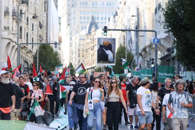 Pro-Palestinians protestors invade the street during the 21st and last stage of the Vuelta a Espana 2025, a 101 km race between Alalpardo and Madrid, near Atocha station in Madrid on September 14, 2025. The authorities have ramped up security for the Vuelta's final stage in Madrid, which was slightly shortened and will see 1,100 police officers deploy in the Spanish capital. (Photo by Thomas COEX / AFP)