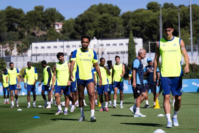 Marseille's English midfielder #08 Angel Gomes, Marseille's Argentinian defender #05 Leonardo Balerdi and Olympique de Marseille players take part in training on the eve of the team's UEFA Champions League football match against Real Madrid (ESP) at the Robert Louis-Dreyfus Training Centre, in northern Marseille on September 15, 2025. (Photo by Miguel MEDINA / AFP)