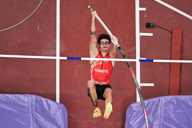 Turkey's athlete Ersu Sasmacompetes in the men's pole vault final during the World Athletics Championships in Tokyo on September 15, 2025. (Photo by Antonin THUILLIER / AFP)