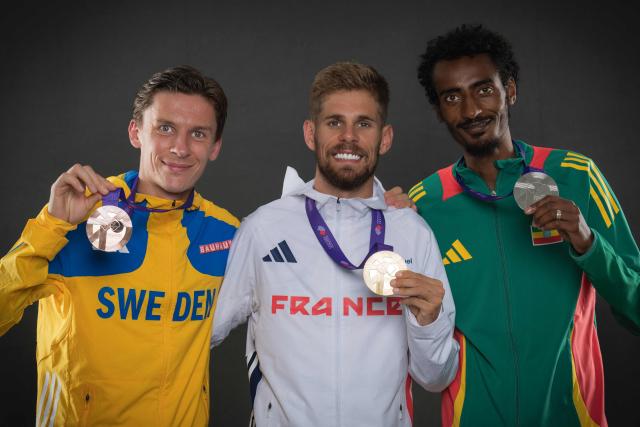 Bronze medallist of the men's 10000m final Sweden's Andreas Almgren (L), Gold medallist of the men's 10000m final France's athlete Jimmy Gressier and Silver medallist of the men's 10000m final Ethiopia's Yomif Kejelcha pose with medals for portraits during a studio photo session on the sidelines of the World Athletics Championships in Tokyo on September 15, 2025. (Photo by Andrej ISAKOVIC / AFP)