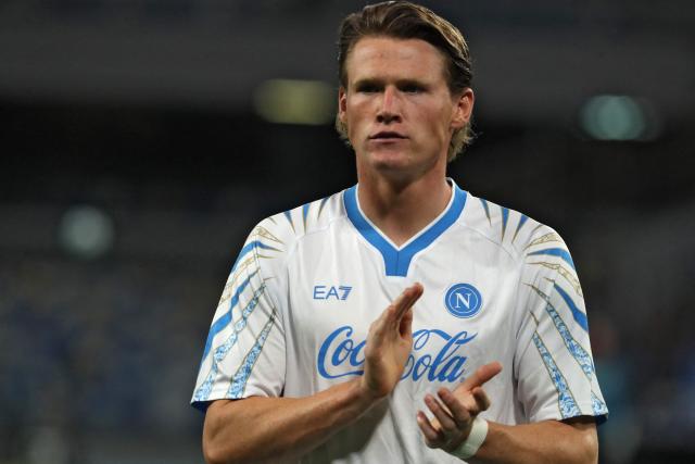 Napoli's Scottish midfielder #8 Scott McTominay takes part in the warm up ahead of the Italian Serie A football match SSC Napoli vs Cagliari Calcio on August 30, 2025 at the Diego Armando-Maradona stadium. (Photo by CARLO HERMANN / AFP)