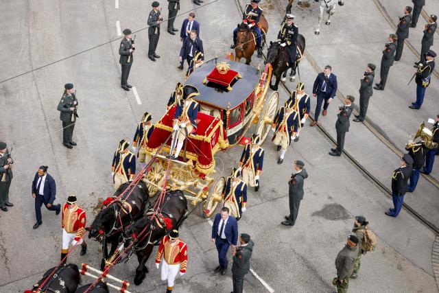 The glass carriage travels from the Royal Theatre to Noordeinde Palace during Prinsjesdag (Prince's Day), in The Hague, on September 16, 2025. Prince's Day, also known as Budget Day, is the traditional opening of the Dutch parliamentary year, with the King delivering the "Speech from the Throne". (Photo by Jeffrey Groeneweg / ANP / AFP) / Netherlands OUT