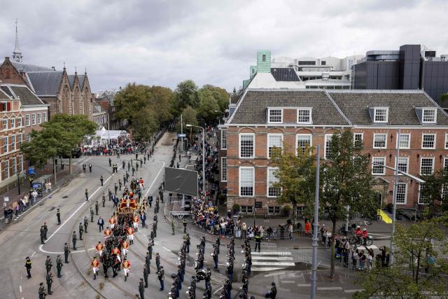 The glass carriage travels from the Royal Theatre to Noordeinde Palace during Prinsjesdag (Prince's Day), in The Hague, on September 16, 2025. Prince's Day, also known as Budget Day, is the traditional opening of the Dutch parliamentary year, with the King delivering the "Speech from the Throne". (Photo by Jeffrey Groeneweg / ANP / AFP) / Netherlands OUT