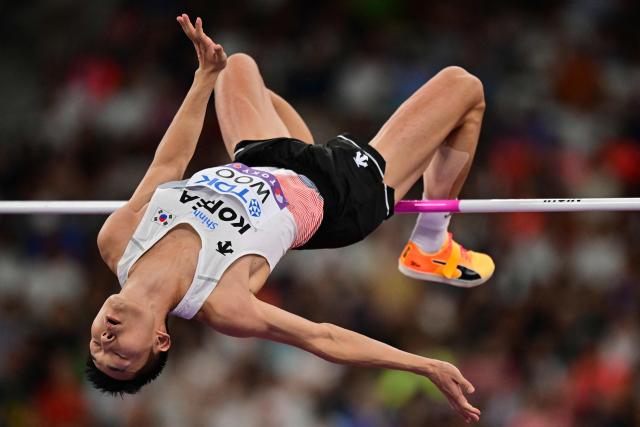 South Korea's athlete Woo Sang-hyeok competes in the men's high jump final during the World Athletics Championships in Tokyo on September 16, 2025. (Photo by Ben STANSALL / AFP)