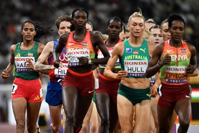 Athletes including Ethiopia's Freweyni Hailu, US' Nikki Hiltz, Kenya's Nelly Chepchirchir, Kenya's Dorcus Ewoi, Australia's Jessica Hull, Poland's Klaudia Kazimierska and Kenya's Faith Kipyegon compete in the women's 1500m final during the World Athletics Championships in Tokyo on September 16, 2025. (Photo by Jewel SAMAD / AFP)
