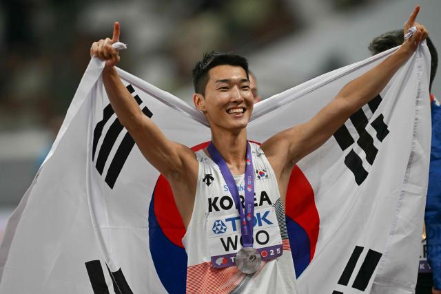 Silver medallist South Korea's Sanghyeok Woo celebrates after the men's high jump final during the World Athletics Championships in Tokyo on September 16, 2025. (Photo by Andrej ISAKOVIC / AFP)