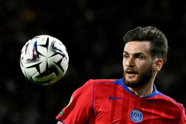 Paris Saint-Germain's Georgian forward #07 Khvicha Kvaratskhelia eyes the ball during the French L1 football match between Toulouse FC and Paris Saint-Germain at The TFC Stadium in Toulouse, southwestern France on August 30, 2025. (Photo by Lionel BONAVENTURE / AFP)