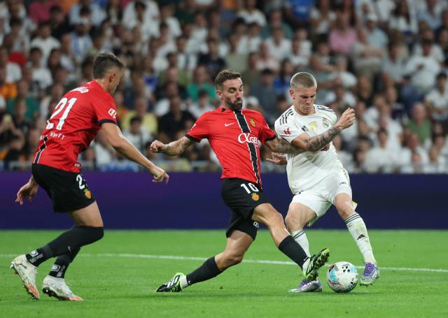 Real Madrid's Argentinian midfielder #30 Franco Mastuantono (R) fights for the ball with Real Mallorca's Spanish midfielder #10 Sergi Darder during the Spanish league football match between Real Madrid CF and Real RCD Mallorca at the Santiago Bernabeu stadium in Madrid on August 30, 2025. (Photo by Pierre-Philippe MARCOU / AFP)