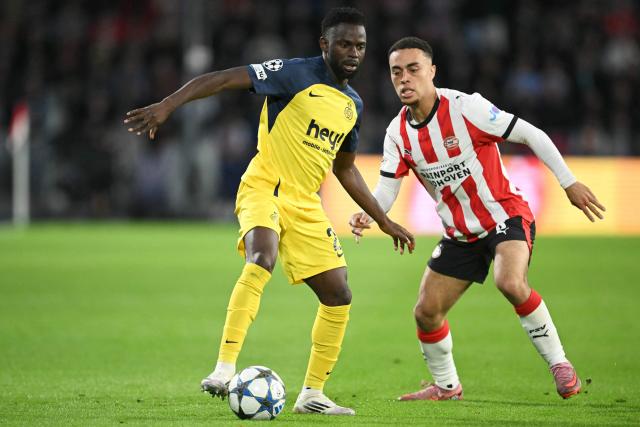 Union's Senegalese forward #22 Ousseynou Niang (L) and PSV Eindhoven's US defender #8 Sergiño Dest fight for the ball during the UEFA Champions League first round day 1 football match between PSV Eindhoven and Union Saint-Gilloise at the Philips Stadium, in Eindhoven on September 16, 2025. (Photo by NICOLAS TUCAT / AFP)