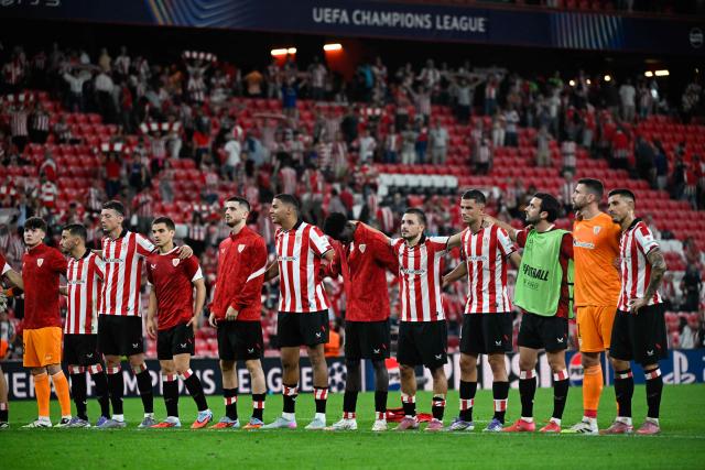 Athletic Bilbao players acknowledge supporters at the end of the UEFA Champions League first round day 1 football match between Athletic Club Bilbao and Arsenal at the San Mames stadium in Bilbao on September 16, 2025. Arsenal won 0-2. (Photo by ANDER GILLENEA / AFP)