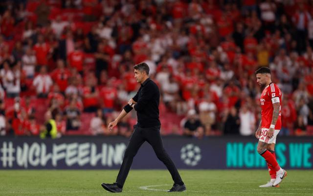 TOPSHOT - Benfica's Portuguese coach Bruno Lage (L) and Argentine defender #30 Nicolas Otamendi leave at the end of during the UEFA Champions League first round day 1 football match between SL Benfica and Garabagh at the Luz stadium in Lisbon on September 16, 2025. (Photo by FILIPE AMORIM / AFP)