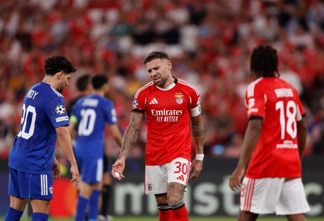 TOPSHOT - Benfica's Argentine defender #30 Nicolas Otamendi reacts during the UEFA Champions League first round day 1 football match between SL Benfica and Garabagh at the Luz stadium in Lisbon on September 16, 2025. (Photo by FILIPE AMORIM / AFP)
