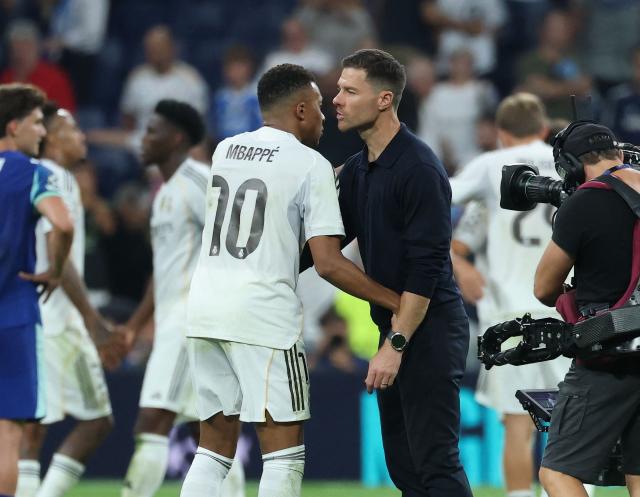 Real Madrid's French forward #10 Kylian Mbappe talks with Real Madrid's Spanish coach Xabi Alonso at the end of the UEFA Champions League first round day 1 football match between Real Madrid CF and Olympique de Marseille at the Santiago Bernabeu stadium in Madrid on September 16, 2025. Real Madrid won 2-1. (Photo by Thomas COEX / AFP)