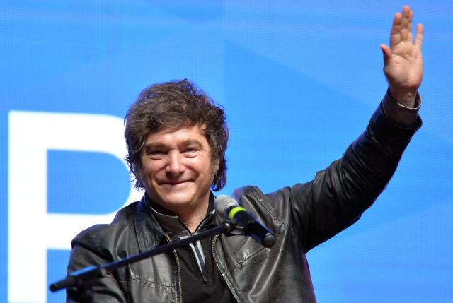 Argentina's President Javier Milei waves as he arrives to a meeting with young people from the Industrial Entrepreneurs Forum of Paraguay (FEIP) at the headquarters of the National Sports Secretariat (SND) in Asuncion on September 16, 2025. (Photo by Daniel DUARTE / AFP)