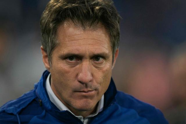 Velez Sarsfield's head coach Guillermo Barros Schelotto gestures during the Copa Libertadores quarterfinal first leg all-Argentine football match between Velez Sarsfield and Racing at the Jose Amalfitani Stadium in Buenos Aires on September 16, 2025. (Photo by JUAN MABROMATA / AFP)