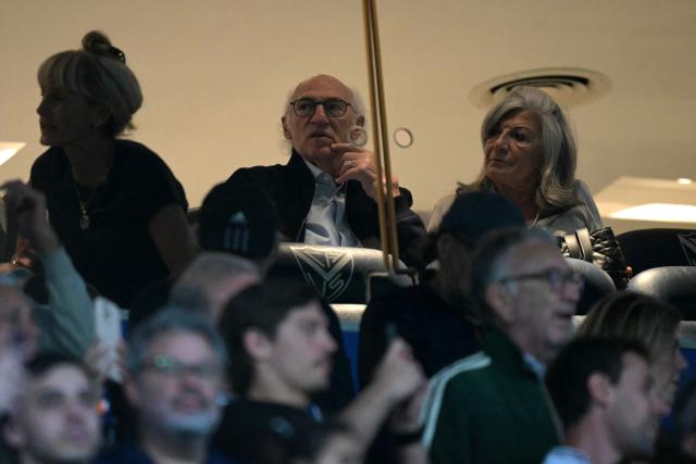 Former Velez coach Carlos Bianchi and his wife Margarita Maria Pilla attend the Copa Libertadores quarterfinal first leg all-Argentine football match between Velez Sarsfield and Racing at the Jose Amalfitani Stadium in Buenos Aires on September 16, 2025. (Photo by JUAN MABROMATA / AFP)