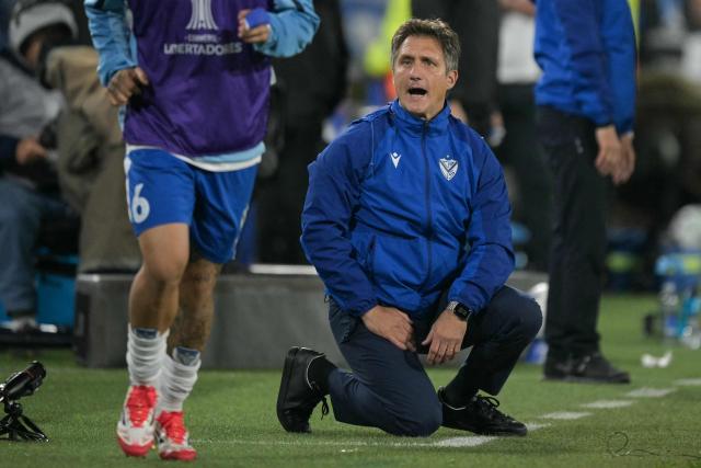 Velez Sarsfield's head coach Guillermo Barros Schelotto gestures during the Copa Libertadores quarterfinal first leg all-Argentine football match between Velez Sarsfield and Racing at the Jose Amalfitani Stadium in Buenos Aires on September 16, 2025. (Photo by JUAN MABROMATA / AFP)