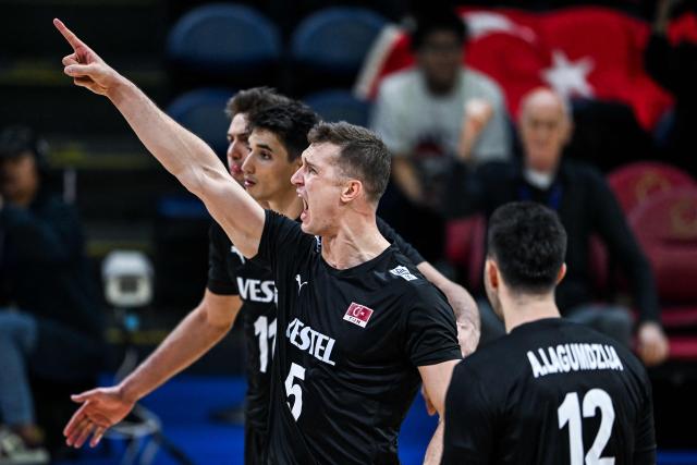 Turkey's Marko Matic (C) reacts after winning a point against Canada during the 2025 Men's Volleyball World Championship at Araneta Coliseum in Quezon City, metro Manila on September 17, 2025. (Photo by SHERWIN VARDELEON / AFP)