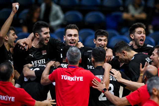 Team Turkey celebrate after a point against Canada during the 2025 Men's Volleyball World Championship at Araneta Coliseum in Quezon City, metro Manila on September 17, 2025. (Photo by SHERWIN VARDELEON / AFP)