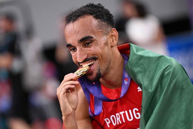 First-placed Portugal's athlete Isaac Nader celebrates with his gold medal after winning the men's 1500m final during the World Athletics Championships in Tokyo on September 17, 2025. (Photo by Kirill KUDRYAVTSEV / AFP)