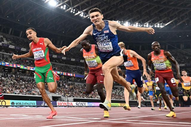 TOPSHOT - Portugal's Isaac Nader (L), Kenya's Reynold Cheruiyot, Britain's athlete Jake Wightman, Netherlands' athlete Niels Laros and Kenya's athlete Timothy Cheruiyot run to cross the finish line in the men's 1500m final during the World Athletics Championships in Tokyo on September 17, 2025. (Photo by Jewel SAMAD / AFP)