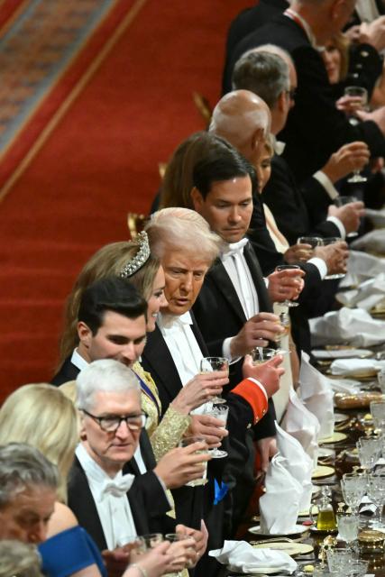 US President Donald Trump (C) and guests raise their glasses for a toast at a State Banquet at Windsor Castle, in Windsor, on September 17, 2025, during the second State Visit of US President Donald Trump. US President Donald Trump arrived in Britain for an unprecedented second State Visit, with the UK government rolling out a royal red carpet welcome to win over the mercurial leader. (Photo by ANDREW CABALLERO-REYNOLDS / POOL / AFP)