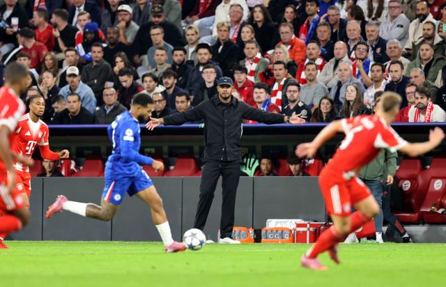 Bayern Munich's Belgian head coach Vincent Kompany (C) reacts during the UEFA Champions League football match between FC Bayern Munich and Chelsea FC in Munich, southern Germany on September 17, 2025. (Photo by Alexandra BEIER / AFP)