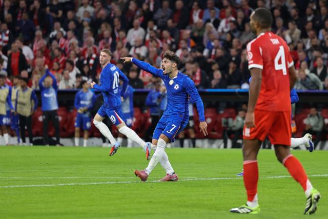 Chelsea's Portuguese forward #07 Pedro Neto (C) celebrate the goal scored by Chelsea's English midfielder #10 Cole Palmer (back L) next to Bayern Munich's German defender #04 Jonathan Tah during the UEFA Champions League football match between FC Bayern Munich and Chelsea FC in Munich, southern Germany on September 17, 2025. (Photo by Alexandra BEIER / AFP)