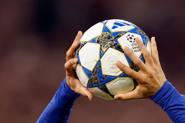 Chelsea's Spanish defender #03 Marc Cucurella holds the official Champions League matchball during the UEFA Champions League football match between FC Bayern Munich and Chelsea FC in Munich, southern Germany on September 17, 2025. (Photo by Alexandra BEIER / AFP)