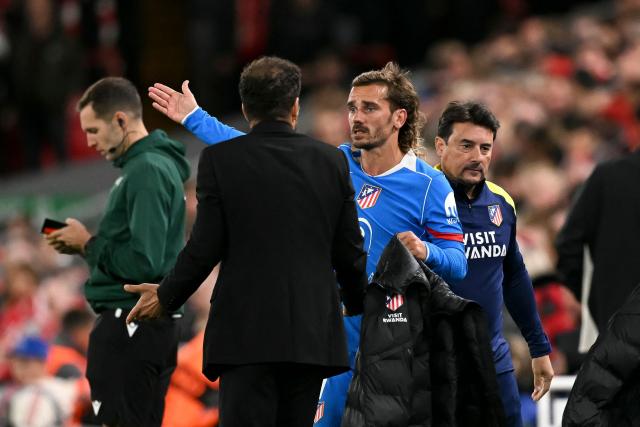 Atletico Madrid's French forward #07 Antoine Griezmann argues with Atletico Madrid's Argentine coach Diego Simeone during the UEFA Champions League first round football match between Liverpool and Atletico Madrid at Anfield in Liverpool, north west England on September 17, 2025. (Photo by Oli SCARFF / AFP)