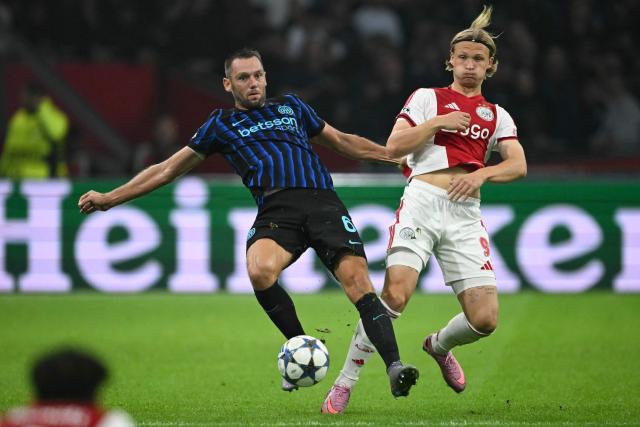 Inter Milan's Dutch defender #06 Stefan de Vrij (L) fights for the ball with Ajax's Danish forward #09 Kasper Dolberg (R) during the UEFA Champions League first round day 1 football match between Ajax Amsterdam and Inter Milan, at the Johan Cruijff ArenA in Amsterdam, on September 17, 2025. (Photo by NICOLAS TUCAT / AFP)