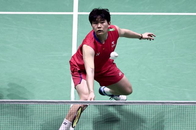 Tan Ning returns the shuttlecock along side teammate China's Liu Sheng Shu (unseen) as they play against Malaysia's Pearly Tan and Thinaah Muralitharan during the women's doubles final match at the Badminton BWF World Championships at the Adidas Arena in Paris, on August 31, 2025. (Photo by Thibaud MORITZ / AFP)