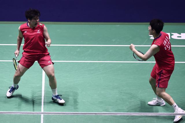 China's Liu Sheng Shu (R) and Tan Ning return the shuttlecock to Malaysia's Pearly Tan and Thinaah Muralitharan during the women's doubles final match at the Badminton BWF World Championships at the Adidas Arena in Paris, on August 31, 2025. (Photo by Thibaud MORITZ / AFP)