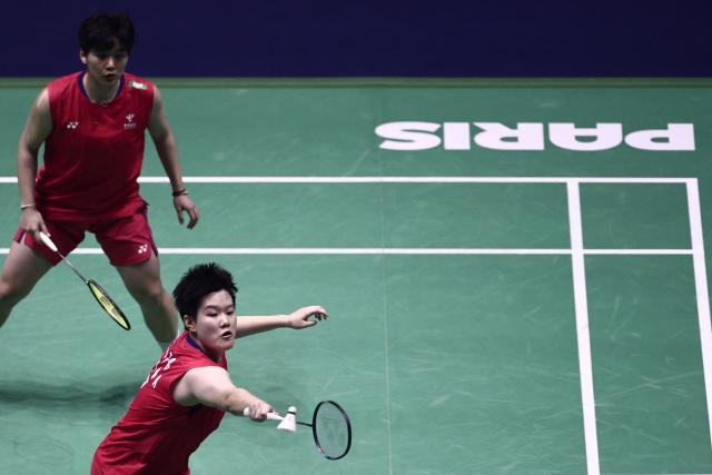 China's Liu Sheng Shu (Front) and Tan Ning return the shuttlecock to Malaysia's Pearly Tan and Thinaah Muralitharan during the women's doubles final match at the Badminton BWF World Championships at the Adidas Arena in Paris, on August 31, 2025. (Photo by Thibaud MORITZ / AFP)