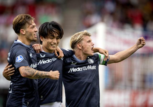 Feyenoord's Japanese forward #09 Ayase Ueda (C) celebrates after scoring a goal during the Dutch Eredivisie football match between Sparta Rotterdam and Feyenoord Rotterdam at Sparta Stadion Het Kasteel in Rotterdam, on August 31, 2025. (Photo by Koen van Weel / ANP / AFP) / Netherlands OUT