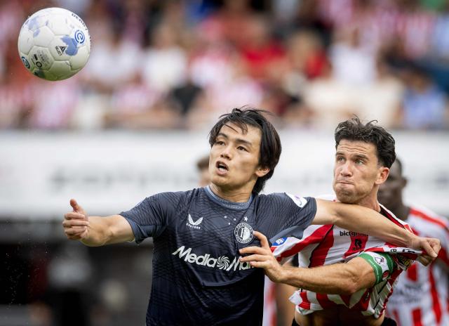Feyenoord's Japanese forward #09 Ayase Ueda (L) fights for the ball with Sparta's Dutch midfielder Pelle Clement during the Dutch Eredivisie football match between Sparta Rotterdam and Feyenoord Rotterdam at Sparta Stadion Het Kasteel in Rotterdam, on August 31, 2025. (Photo by Koen van Weel / BELGA / AFP) / Belgium OUT