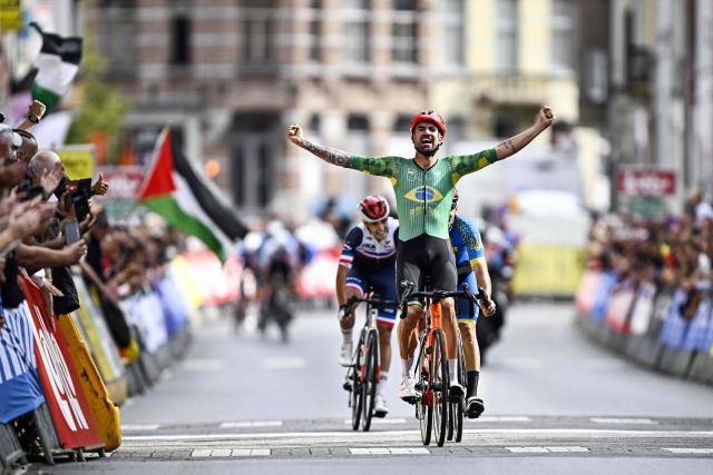 Brazil's Lauro Cesar Mouro Chaman celebrates as he crosses the finish line to win the MC5 event at the UCI Para-cycling Road World Championships, in Ronse, on August 31, 2025. (Photo by JASPER JACOBS / Belga / AFP) / Belgium OUT