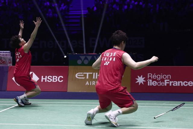 China's Liu Sheng Shu (R) and Tan Ning celebrate winning gold against Malaysia's Pearly Tan and Thinaah Muralitharan in  the women's doubles final match at the Badminton BWF World Championships at the Adidas Arena in Paris, on August 31, 2025. (Photo by Thibaud MORITZ / AFP)